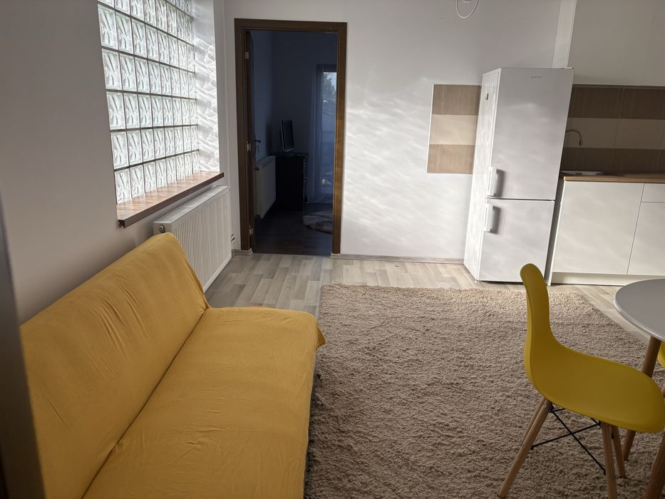 Inchiriez apartament cu o camera la casa