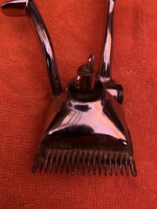 Mașină de tuns manuală