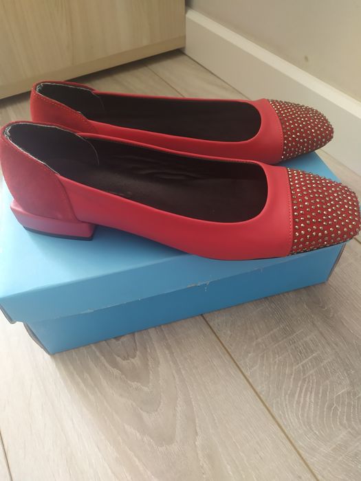 Продам балетки со стразами