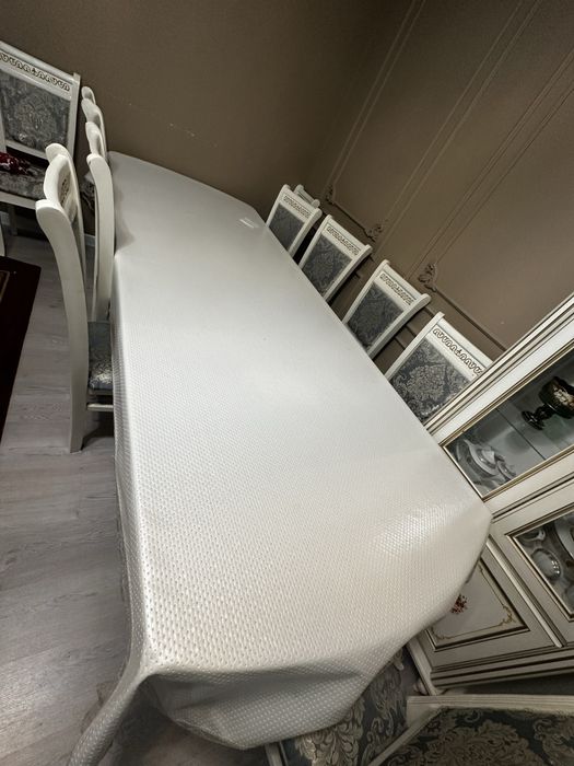 Белый стол в идеальном состояние и красивые стулья 12 штук .