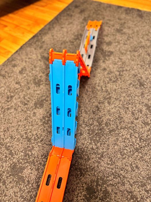 Set 4 masinute Hot Wheels – dimensiuni mari, vehicule diverse