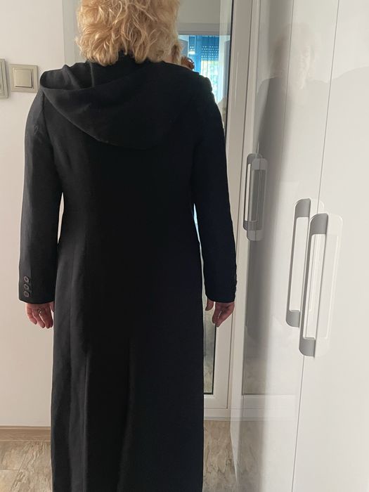 Дълго черно есенно палто
