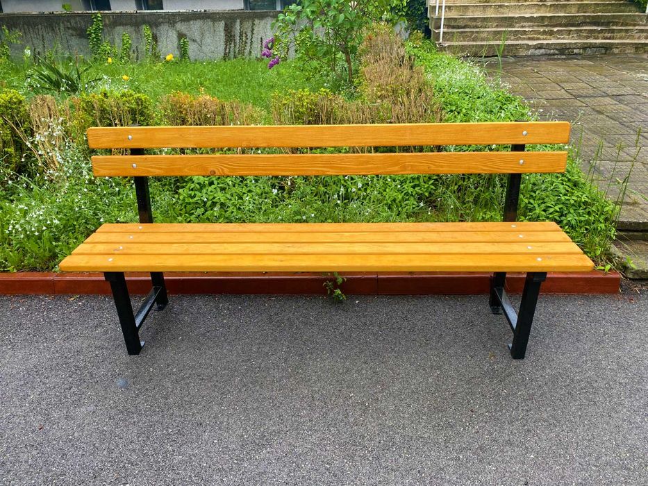 Градинска паркова пейка с метални крака