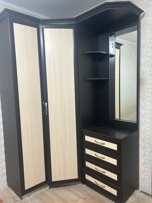 Продам угловой шифоньер