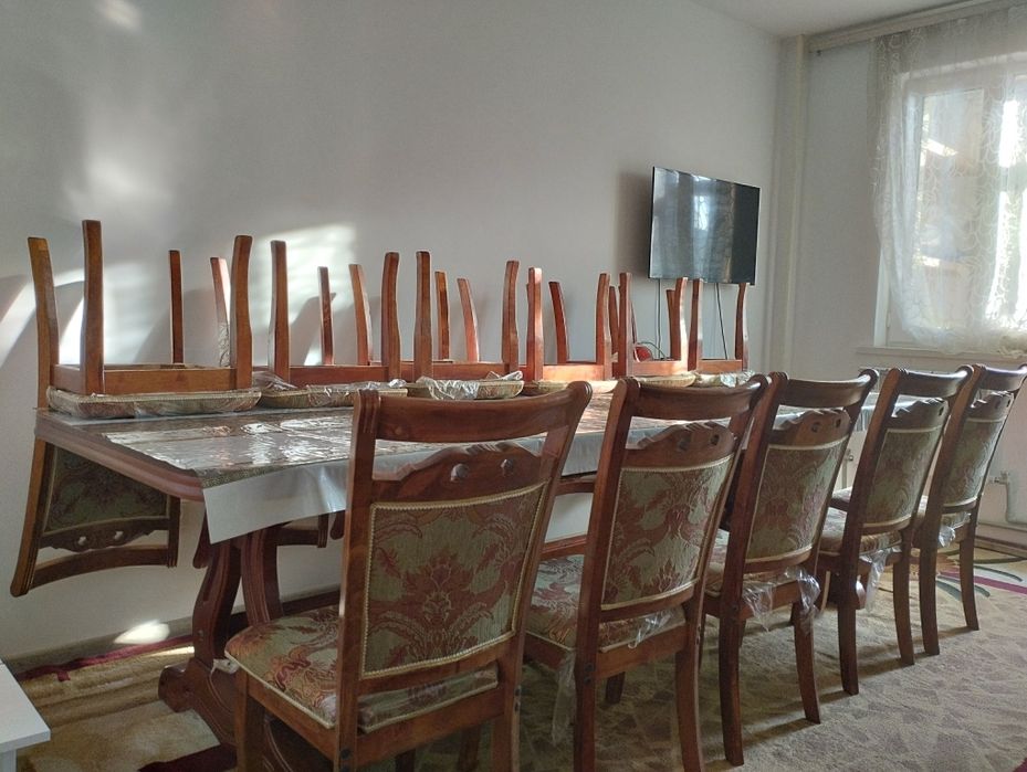 Большой стол со стульями