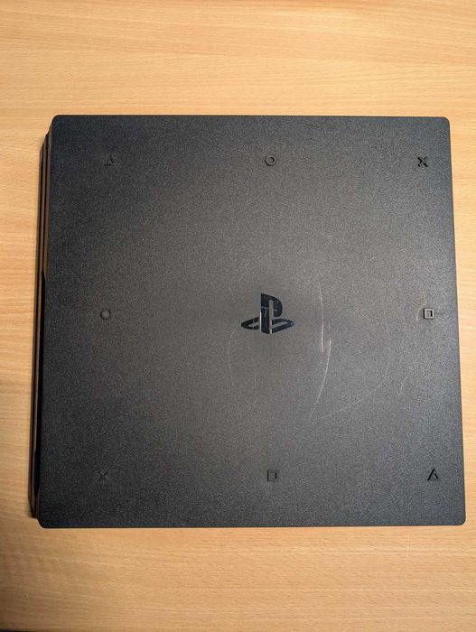 Playstation 4 Pro - 1 TB (черна) + аксесоари