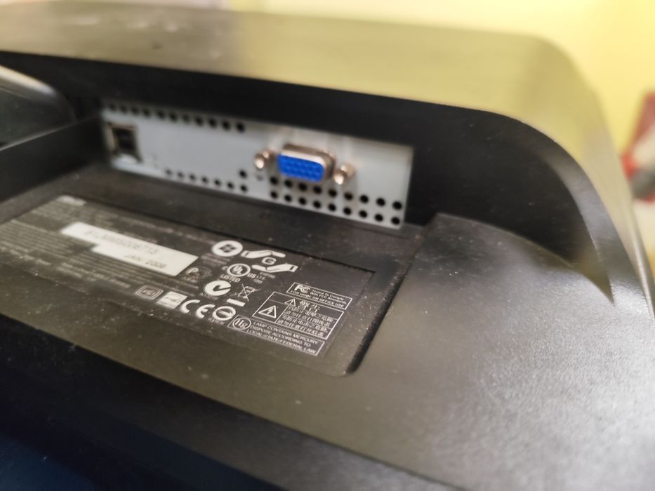 Два монитора Asus и другия е с адаптер 12 волта