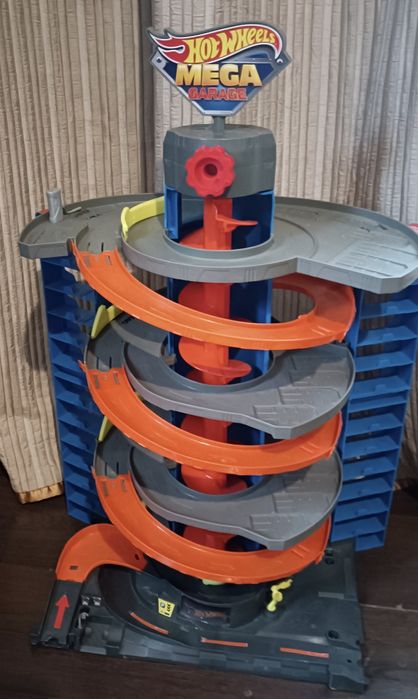 Hot wheels  мега гараж оригинал