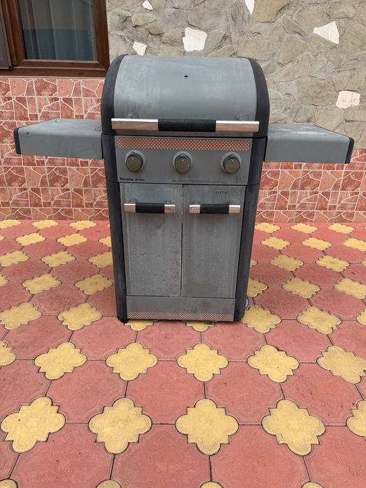 Vând grătar pe gaz