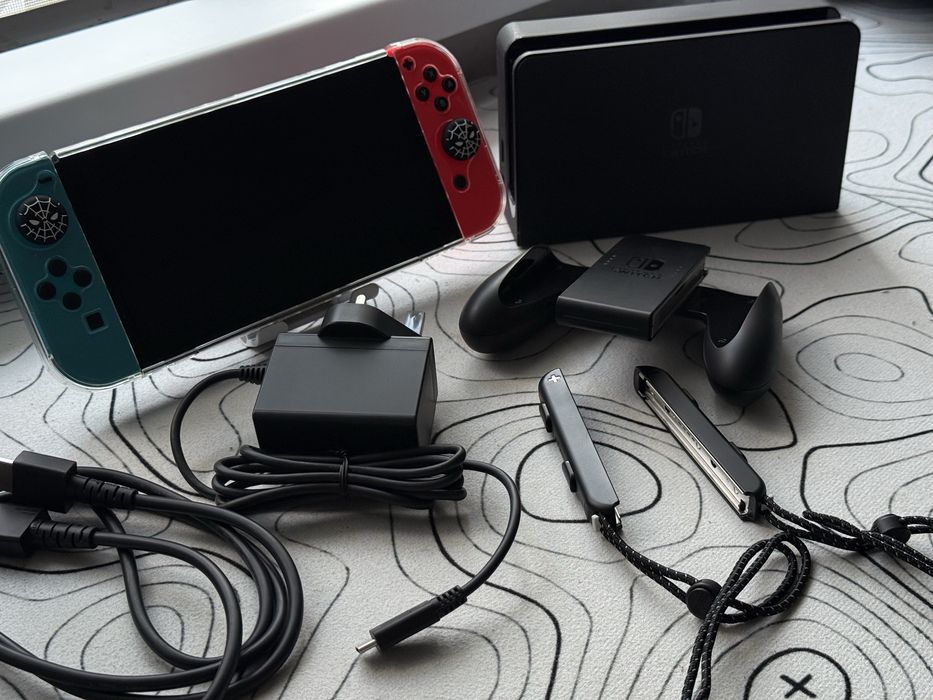 Игровая приставка Nintendo Switch Oled  + Чехол