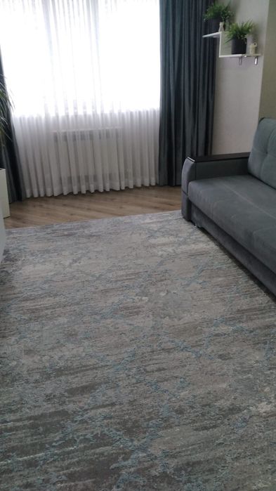 Диван , палас , партьеры