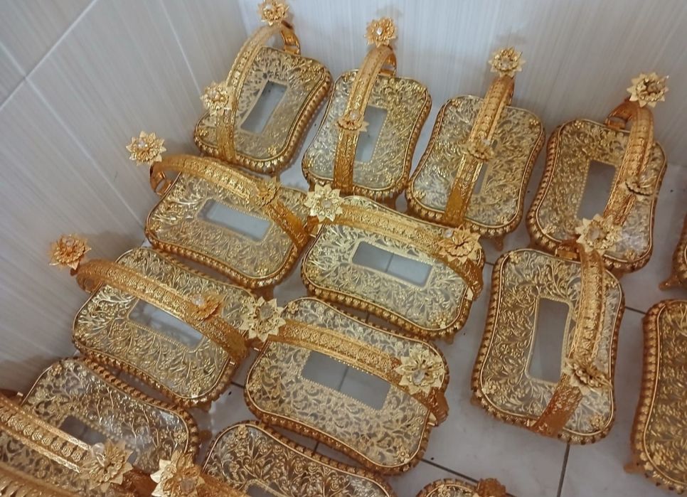 Продам срочно тортницу