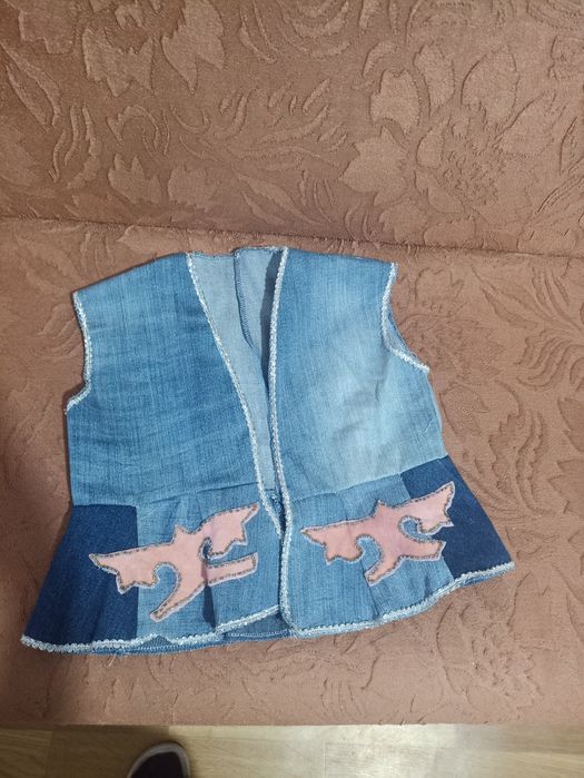 Стилизованные джинсовые жилетки