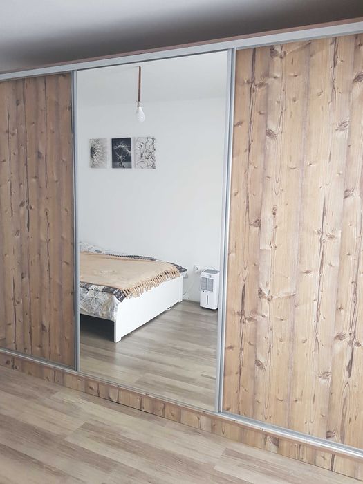 Vând dulap mare, pentru haine, folosit, stare foarte bună. 330/65/215.