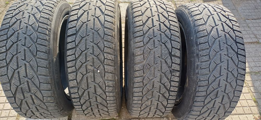 ЗИМНИ  гуми 17цола 225/50 .САМО ЛИЧНО ПРЕДАВАНЕ