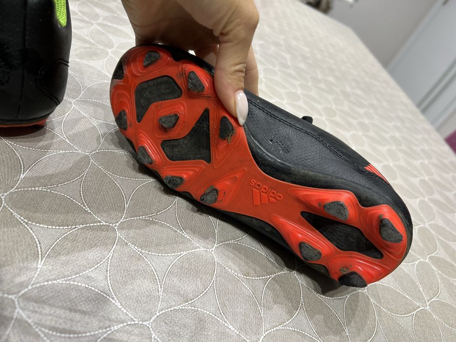 БУТОНКИ.    Обувани са буквално 2 пъти.