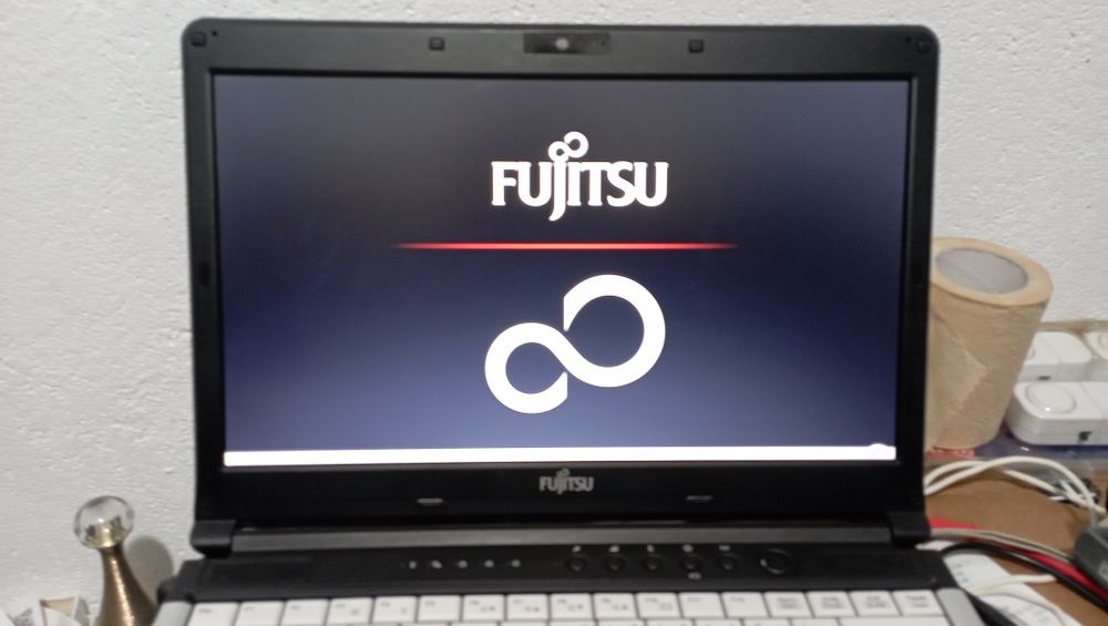 Laptop Fujitsu Lifebook  Procesor I5  / model S761

2.2 Intel