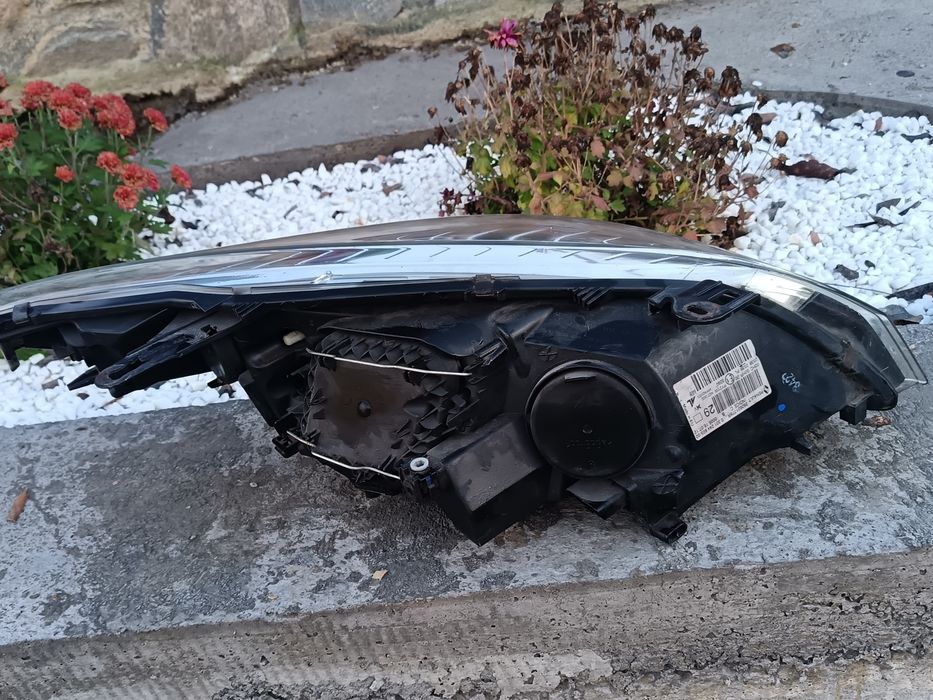 Vând aripa Megane 3 bose,și far stânga cu sticla neaga , stare buna !