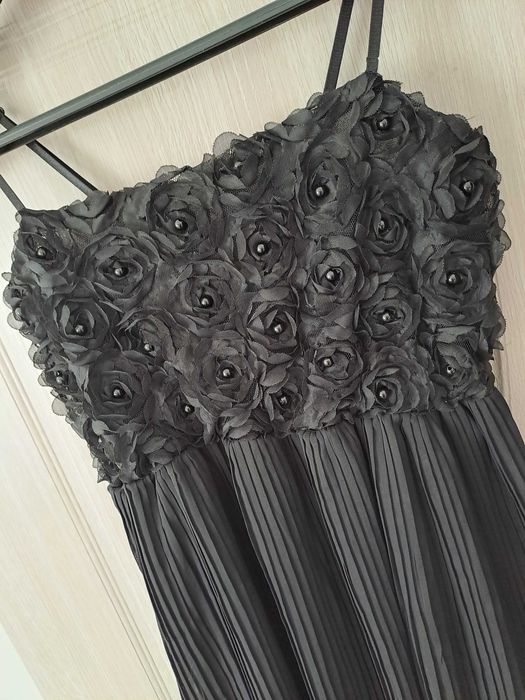 Къса черна рокля