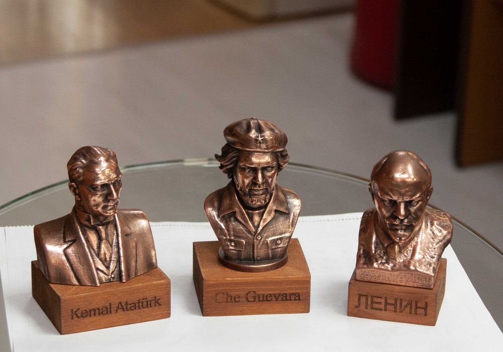 Бюстове на революционери-Ленин,Че Гевара,Атататюрк
