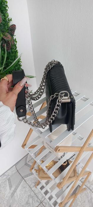 Geanta neagra cu lant argintiu