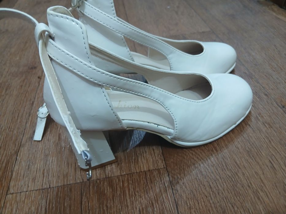 Продам туфли новые