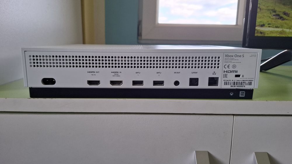 Xbox one s 1tb+ 2 manete + 5 jocuri