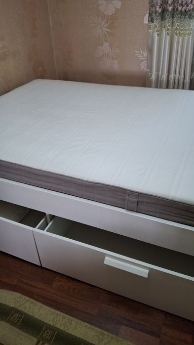 Продам кровать с матрасом