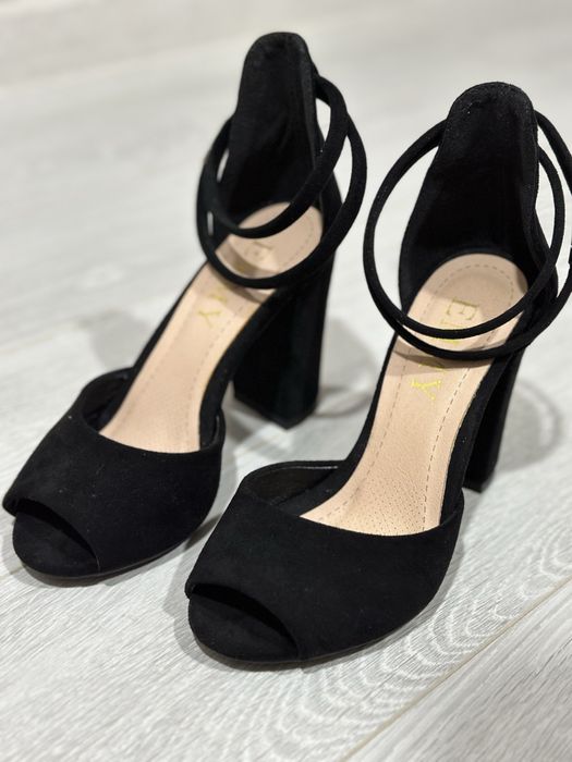 Босоножки на каблуке