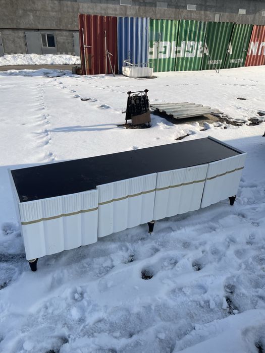 Продаю холодильник, стуля, морозильник, под телевизор, ковры есть