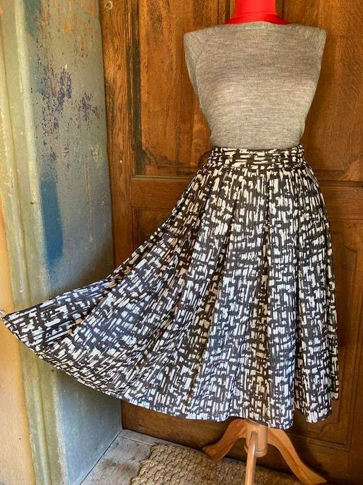 Fustă cu pliseuri deosebite