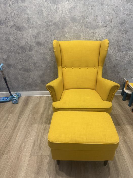 Продам КРЕСЛО IKEA STRANDMON + подстовкой