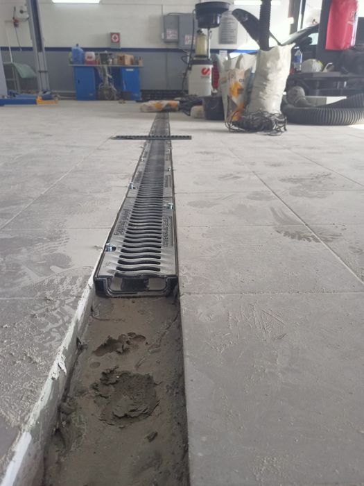 Лоток, линейной вода отвод, арик ховлида брусчатка. Полиуретановые пол