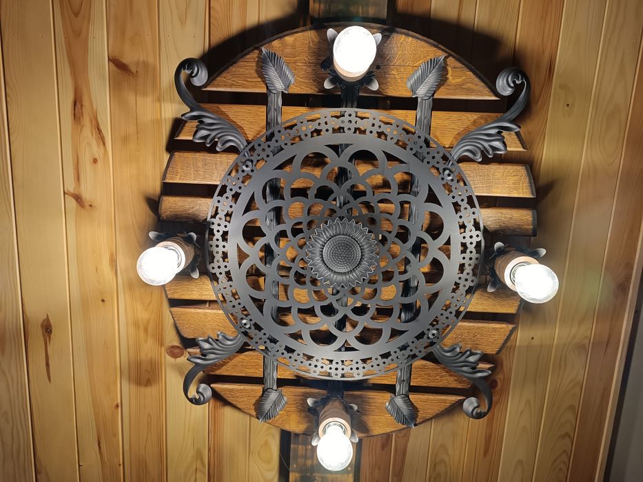 Ръчна изработка на битово осветление от дъно на дъбово буре.