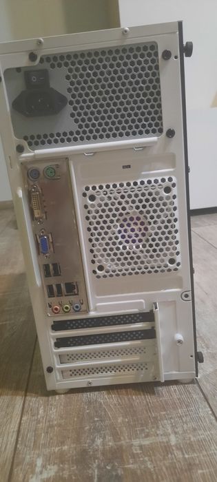 Настолен компютър AQIRYS