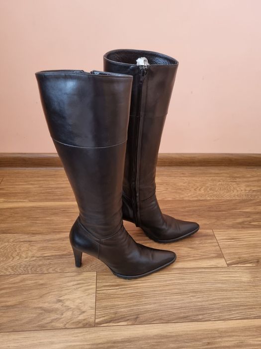 Продавам черни кожени ботуши на фирмата Max Mara