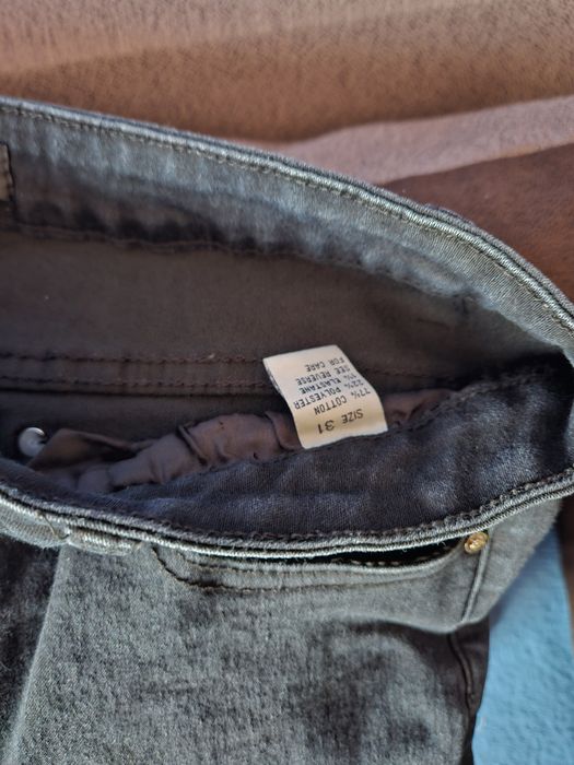 Vând blugi noi damă