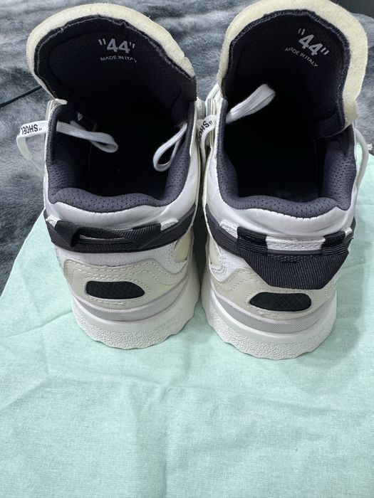 Off white sponge