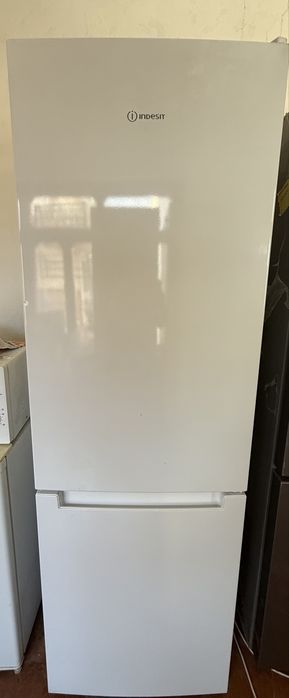 Продается холодильник Indesit  No Frost 290л/185см