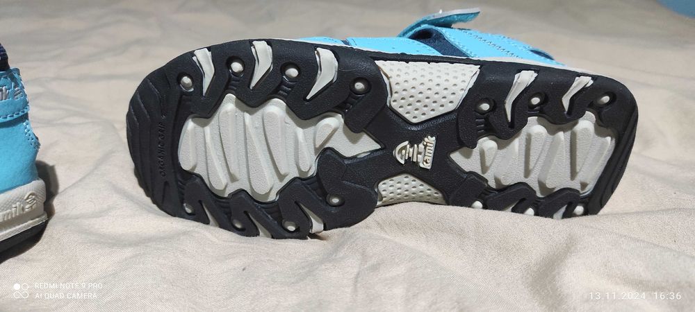 детски сандали със затворени пръсти