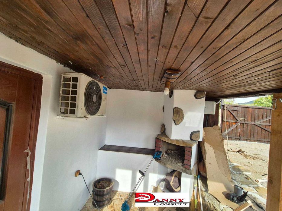 Двуетажна къща с двор и соларна система в с. Кесарево