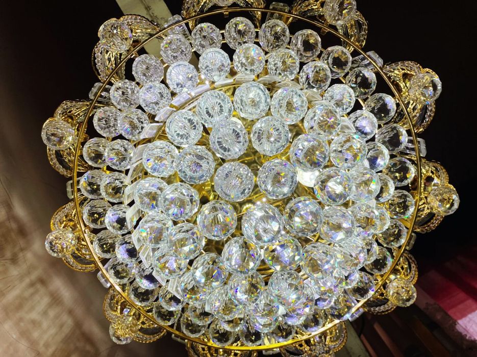 Люстра шикарная, большая.