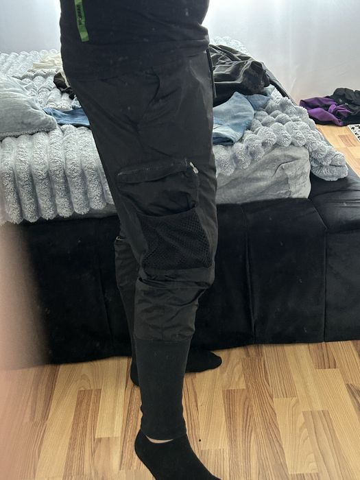 Vand pantaloni vagabond marimea M - L  aproape noi