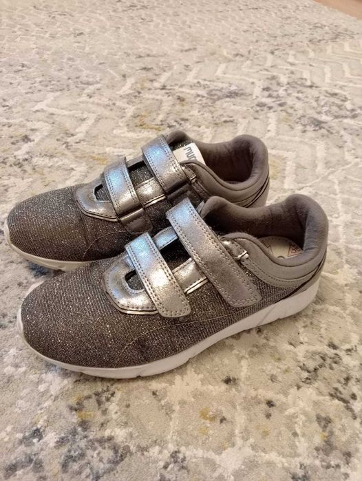 Продам кроссовки на девочку