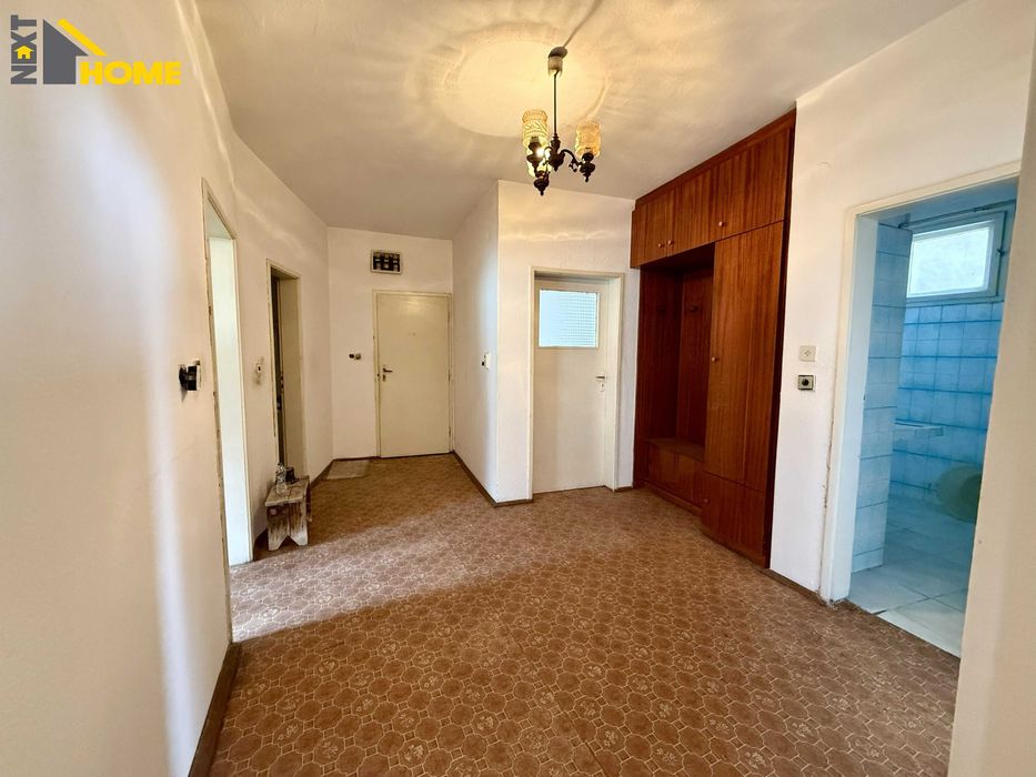 Просторен тристаен апартамент (етаж от къща) до стадиона