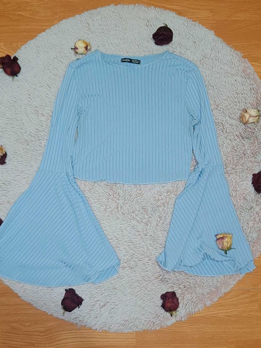 Crop top cu mâneci evazate