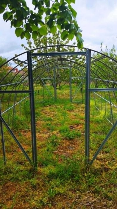 Продавам оранжерия Висока 2.10 м Широка 3м Дълга 6м