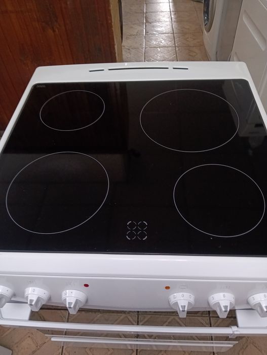 Свободно стояща печка с керамичен плот Gram с две години Гаранция!