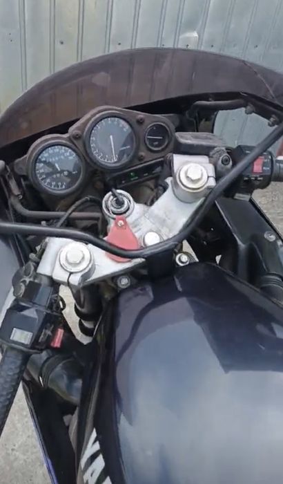 Motocicleta Yamaha FZR