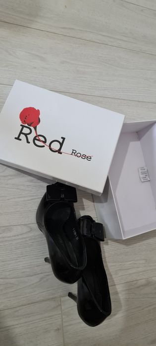 Красивые туфли red rose